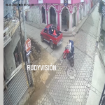 Video: Motocicleta impacta contra picop y motorista sufre golpes