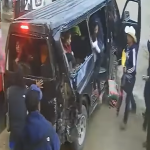 Video: Microbús pierde el control, se accidenta y así se las ingeniaron pasajeros para salir