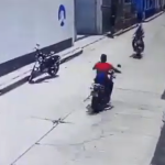 Video: Dos motoristas que no portaban casco se accidentan y los vehículos quedan tirados en la calle