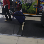 Sillas y puertas dañadas: Imágenes muestran deficiencias en servicios para usuarios en el Aeropuerto La Aurora
