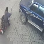 Cámaras graban el impacto entre un motorista y un conductor de picop por las calles de Santa Cruz del Quiché