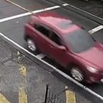 Cámaras captan el momento en que un automóvil derrapa y colisiona por ir a excesiva velocidad