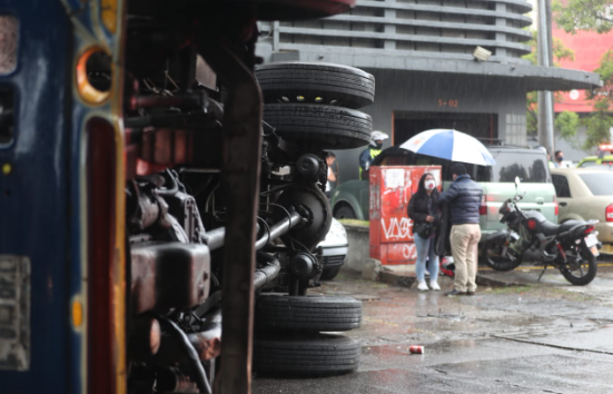 BUS SE ACCIDENTA EN LA ZONA 9