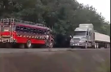 Conductor capta a bus extraurbano yendo contra la vía y poniendo en peligro a sus pasajeros en Suchitepéquez