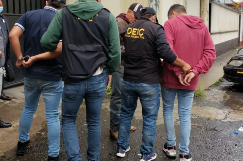 CAPTURADOS CON ARMA EN CHIMALTENANGO