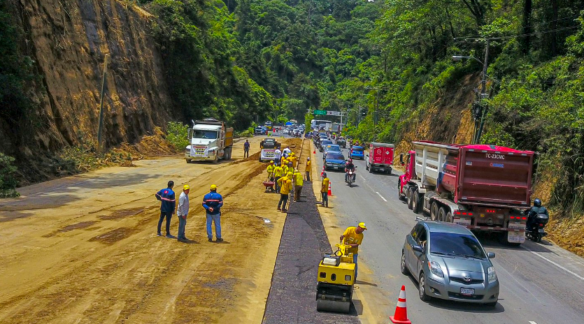 DERRUMBE EN EL KM 24 DE LA INTERAMERICANA