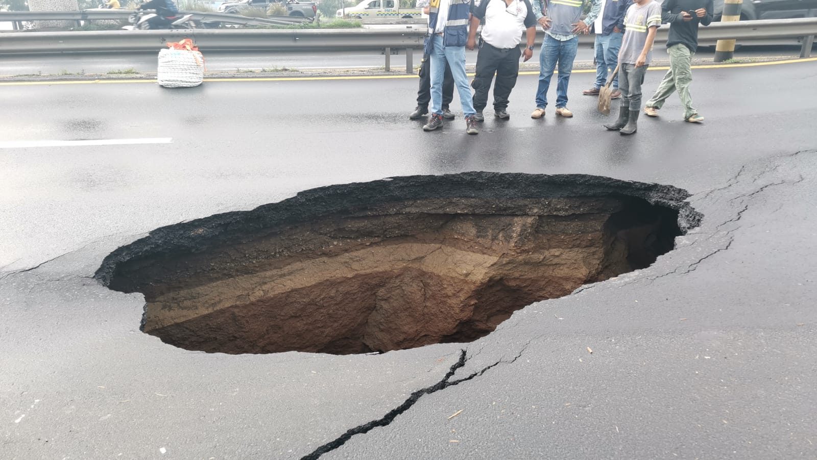 GALERÍA: Hundimiento en Villa Nueva colapsa el tránsito en la ruta al ...