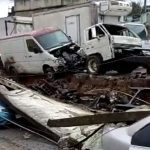 Videos muestran el desplome de una pared y cómo cae sobre varios vehículos en Mixco
