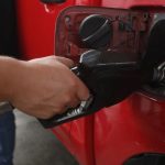 El galón de gasolina superior y regular y el diésel bajan centavos en los últimos días de subsidio del Gobierno