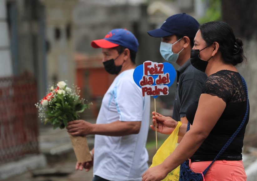 FAMILIAS EN EL CEMENTERIO GENERAL POR EL DÍA DEL PADRE