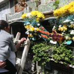 “Él era cariñoso con sus hijos”: los mensajes y anécdotas de quienes llegaron al Cementerio General a recordar a papás fallecidos
