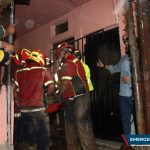 IMÁGENES: Bomberos rescatan a familia que quedó soterrada en su vivienda en la zona 18