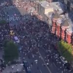 Imágenes: el momento de la estampida tras una balacera que dejó un muerto y tres heridos en Washington