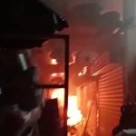 Videos: se incendia el mercado municipal de Tiquisate y socorristas y vecinos luchan contra las llamas