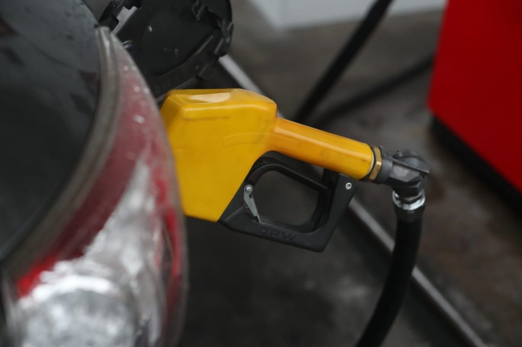 Precio de los combustibles en Guatemala: la gasolina superior y regular bajan Q2.67 por galón mientras el diésel sube 2