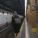 Video: Dos agentes rescatan a una mujer que se desmaya y cae sobre las vías de un metro de Brooklyn