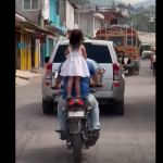 Video: Así fue captada una niña cuando viajaba de forma riesgosa en calle transitada de Villa Nueva