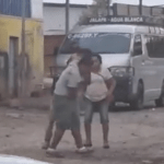 La grabación que muestra la pelea entre dos hombres y uno agrede con una piedra a su rival