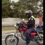 Graban a agente de la PMT de Mixco que usa el celular mientras maneja y la comuna tomará acciones