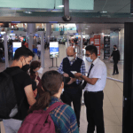 Fotogalería:  Así la situación de los viajeros en el Aeropuerto Internacional La Aurora luego de apagón este sábado