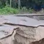 Graban cómo la estructura de un puente colapsa poco a poco en el oriente de Guatemala