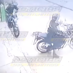 Video: El acuerdo entre dos sujetos para robar una motocicleta que estaba estacionada en la zona 4