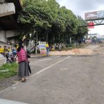 “Confíen en Jehová”: Una vecina llega al hundimiento de Villa Nueva a orar por la ruta y los trabajadores