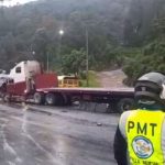Accidente de tráiler complica el paso en ruta al Pacífico y en vías alternas por el hundimiento en Villa Nueva