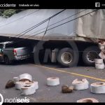 Imágenes: piloto pierde la vida al empotrar contra una peña su tráiler sin frenos