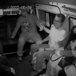Pasajeros de una combi toman la justicia por sus manos y vapulean a asaltante