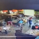 Imágenes: hombres armados irrumpen en restaurante de México y matan a cuatro personas