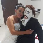 Una bailarina se “casó” con un muñeco de trapo que su madre le regaló