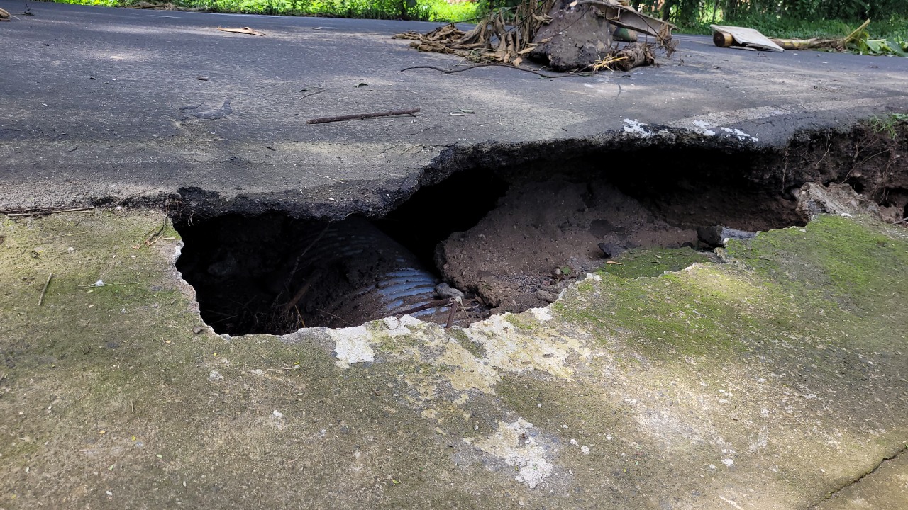 Vecinos denuncian un peligroso hundimiento en la ruta que conduce hacia San Juan Bautista, Suchitepéquez