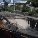 Estudios preliminares determinaron que no hay más cavernas en el hundimiento de Villa Nueva y por eso empezó la reparación del colector