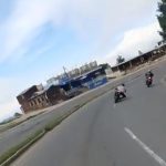 Cámara capta el momento en que un motorista derrapa a gran velocidad y choca contra una camioneta