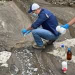Autoridades de Mixco inspeccionan río y toman muestras para tratar de determinar origen de los olores a químico que hay en San Cristóbal