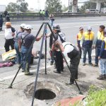 Personal municipal baja al colector ubicado cerca del hundimiento de Villa Nueva y se determinó que daños en la tubería