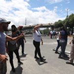 Simpatizantes del alcalde Javier Gramajo arremeten contra diputados que llegaron a verificar la grieta