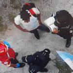 Cámara capta el momento en que salvan a hombre que se lanzaría de puente El Incienso “por problemas económicos”