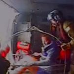 Cámara capta el preciso momento en el que un rayo impacta contra una embarcación con siete pescadores a bordo