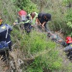 Socorristas rescatan con vida a un menor que cayó a un barranco de 300 metros