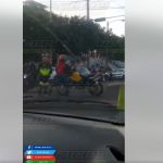 Cámara capta el momento en que un motorista agrede con su casco a un policía de Tránsito