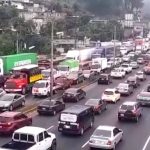 “Prácticamente solo llego a comer algo y dormir”: inconformidad y frustración por el tránsito causado por el hundimiento en Villa Nueva