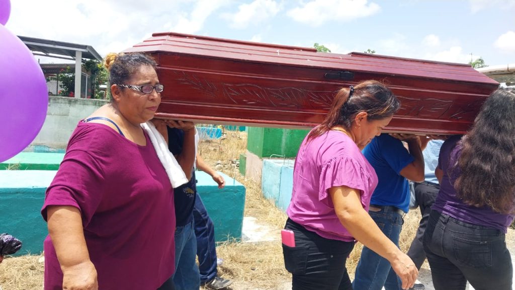 Asesinan a madre de dos niños fuera de su casa, organizaciones de mujeres piden justicia en Izabal 