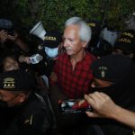“Nos tienen secuestrados”: periodista José Rubén Zamora da declaraciones, rodeado de policías, al salir de su casa