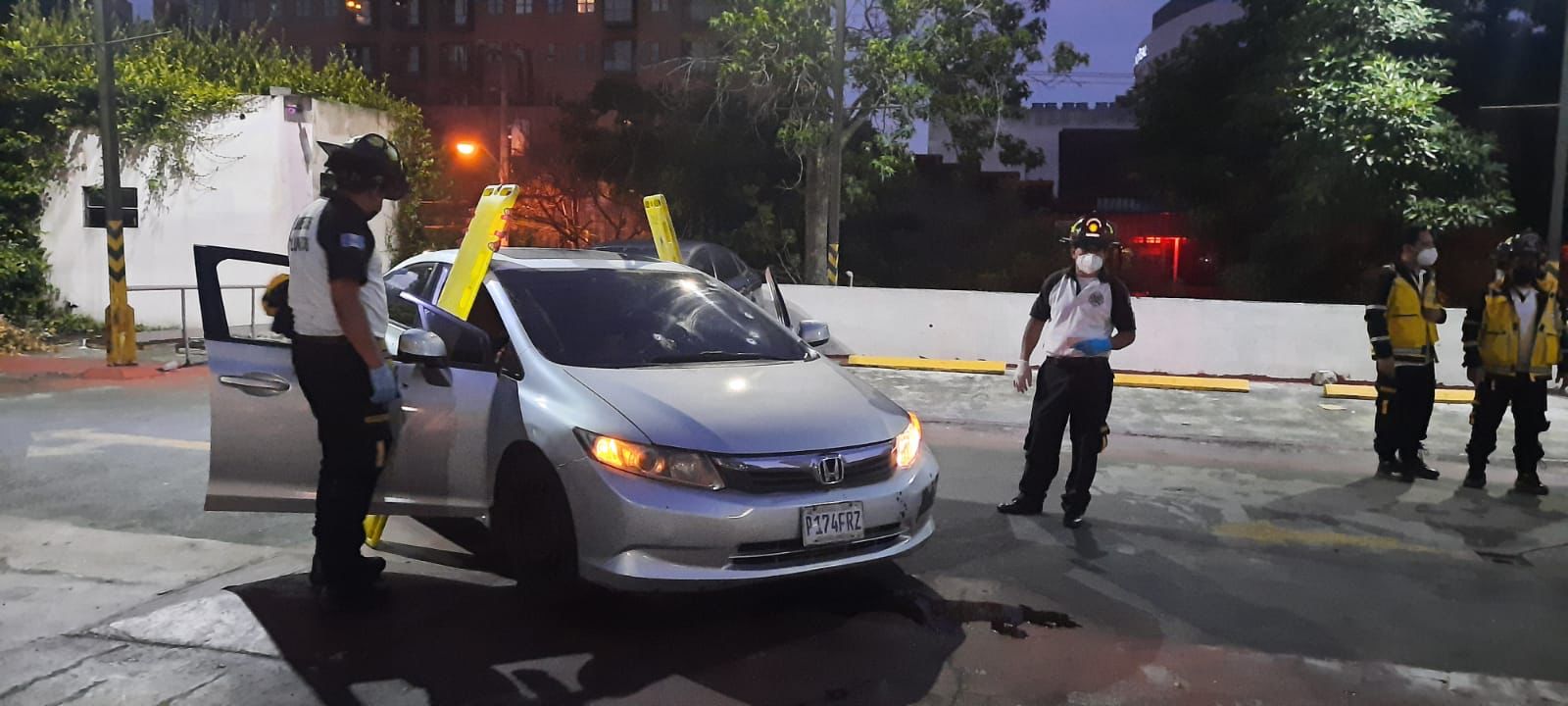 Ataque armado dentro de parqueo de la zona 10 deja dos muertos
