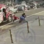Video muestra cómo un motorista arrolla a un pasajero de bus extraurbano en la ruta al Atlántico