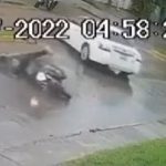 Cámaras graban momento en que motorista derrapa e impacta con un automóvil en una calle de Jutiapa