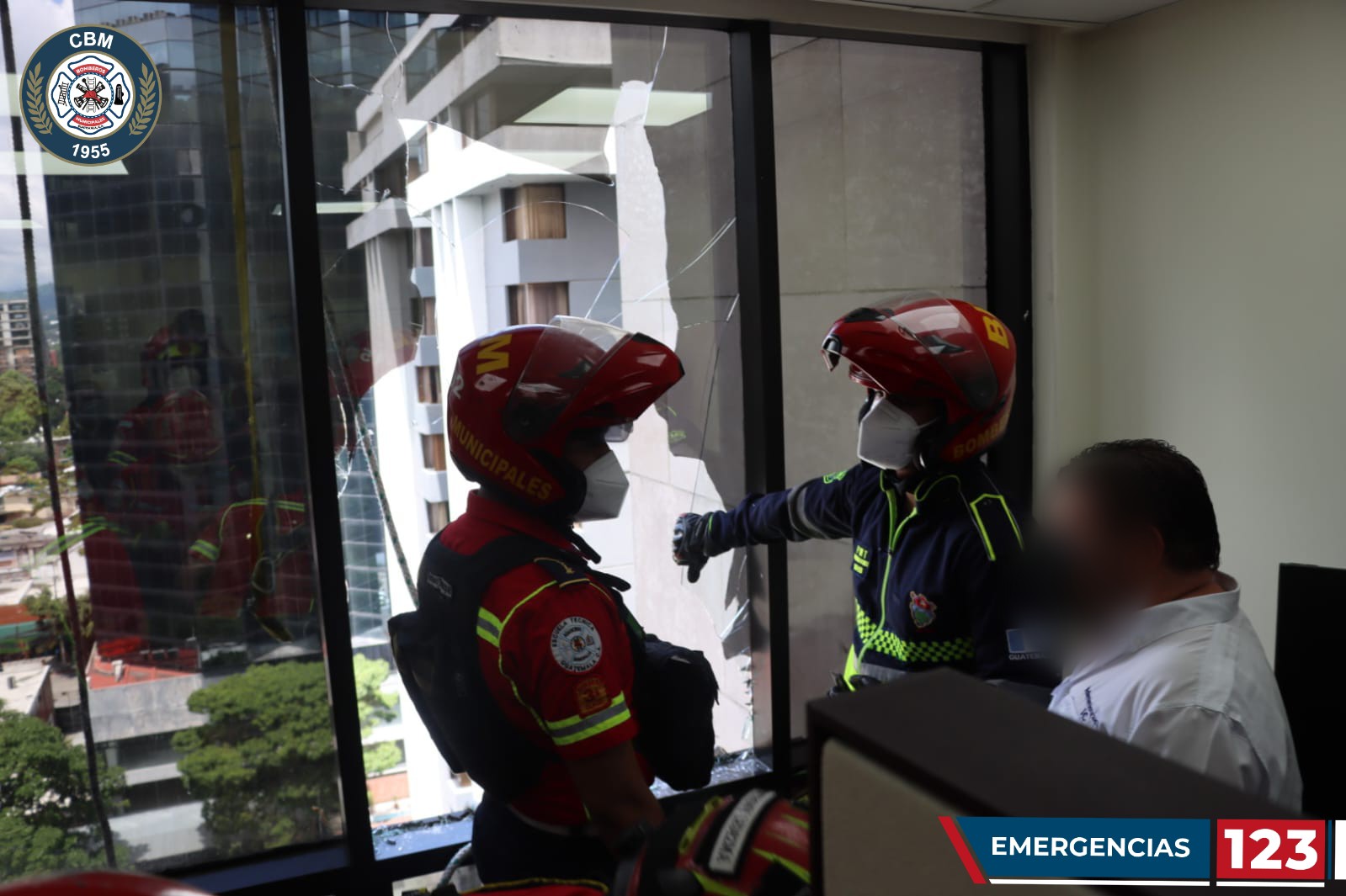 Rescate desde el décimo nivel trabajador sufre accidente cuando