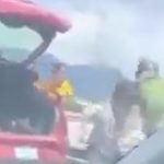 El video que muestra el momento en que conductor de automóvil avienta a un motorista desde un puente en México